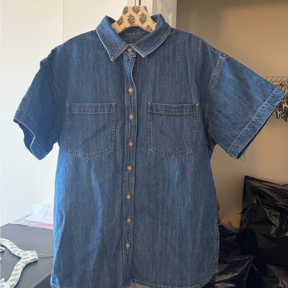 Denim Forum Oversized Short-Sleeve Button-Down Shirt in Denim Washed Blue